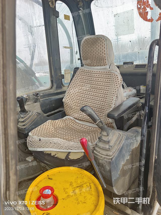 驾驶室顶部（整机外观）