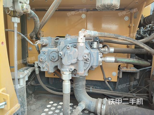 液压泵舱室正面整体（整机外观）