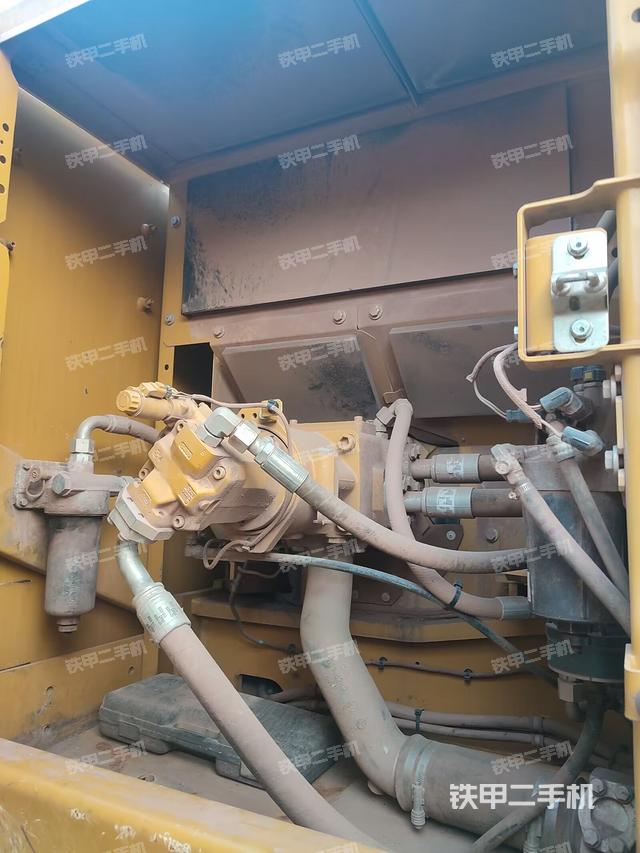 液压泵舱室正面整体（整机外观）