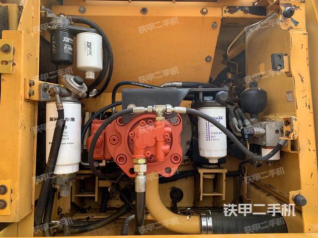 液压泵舱室正面整体（整机外观）