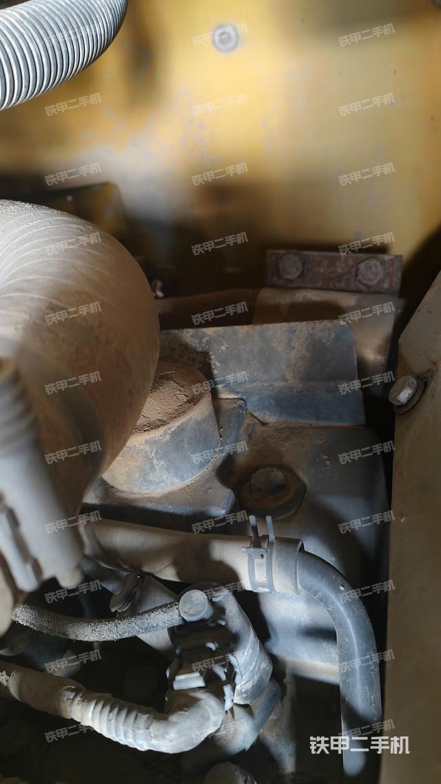 液压泵舱室正面整体（整机外观）