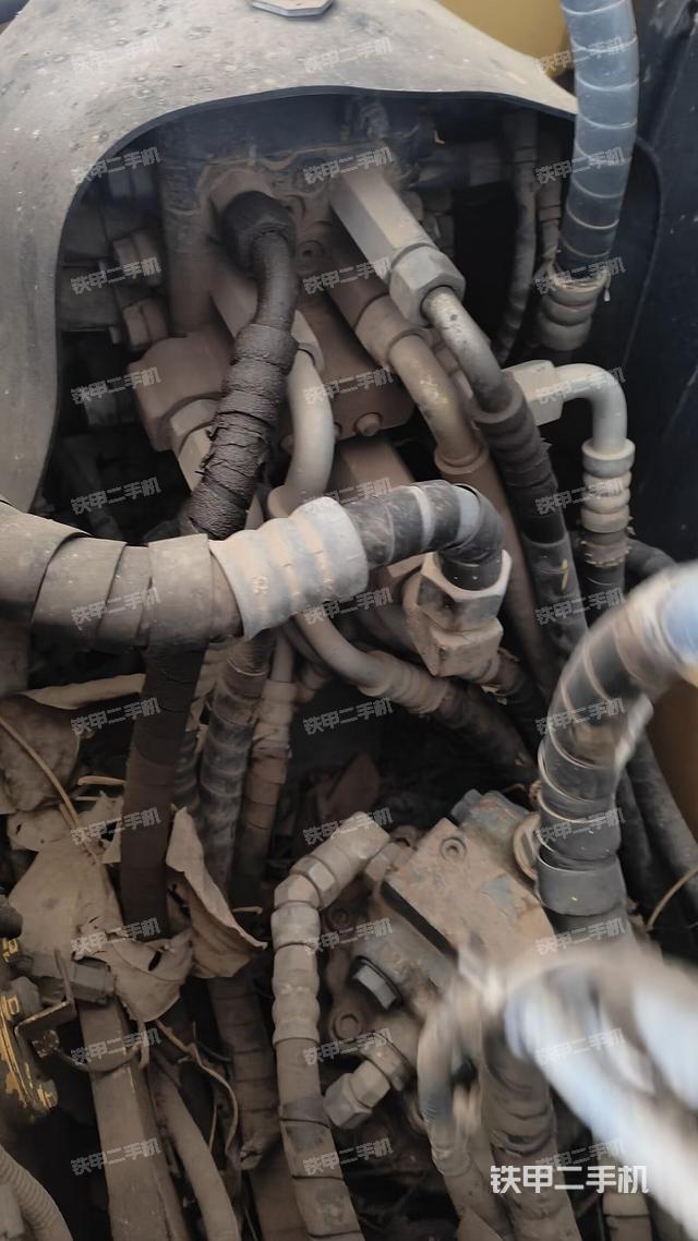 回转马达和主控阀（整机外观）