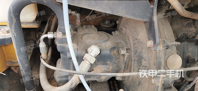 液压泵舱室正面整体（整机外观）