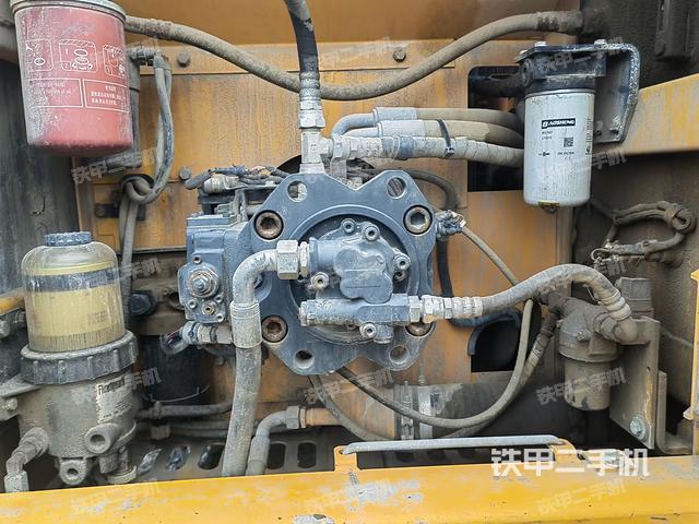 液压泵舱室正面整体（整机外观）