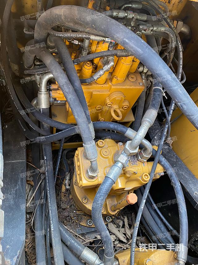 回转马达和主控阀（整机外观）