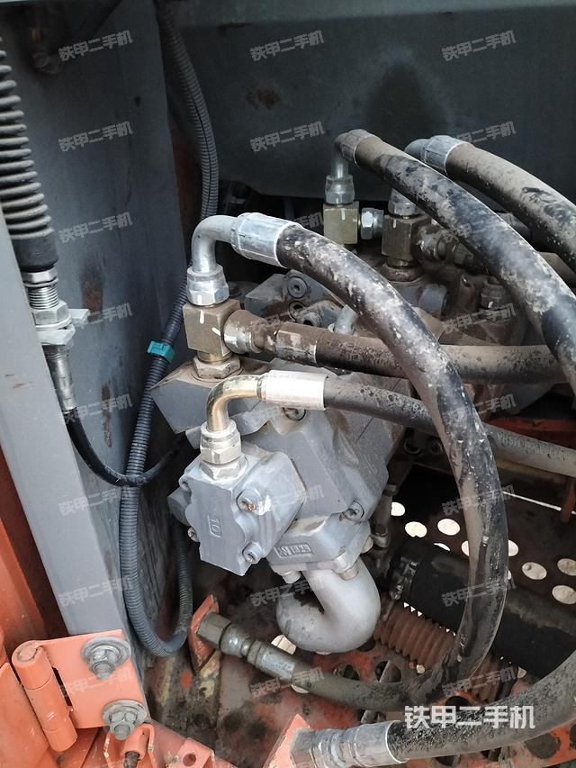 液压泵舱室正面整体（整机外观）