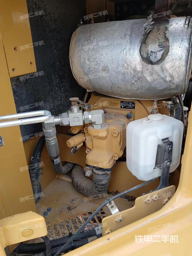 液压泵舱室正面整体（整机外观）