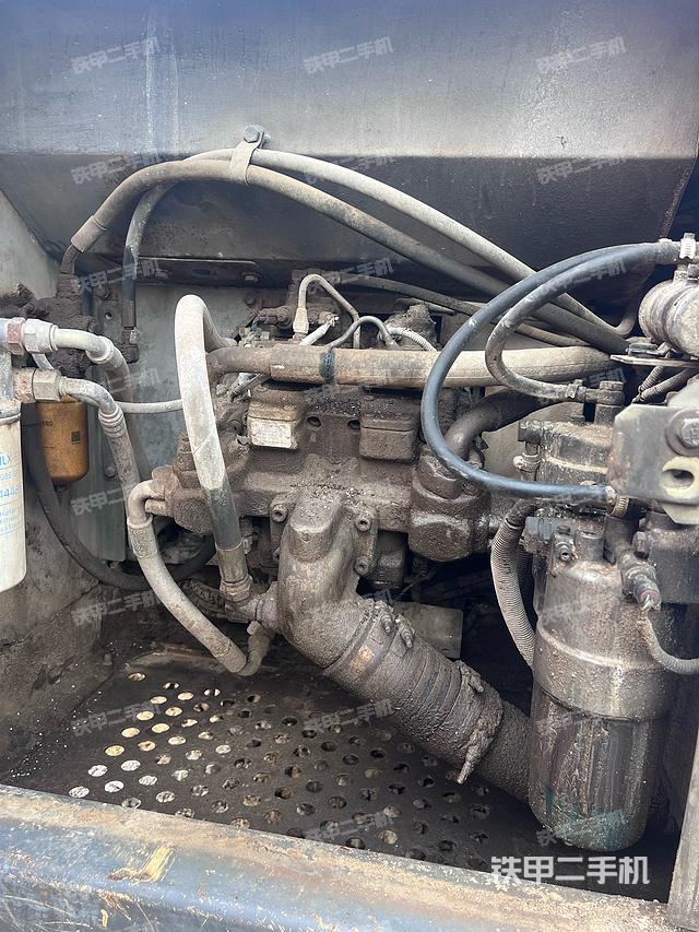 液压泵舱室正面整体（整机外观）