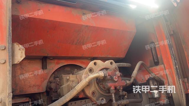 液压泵舱室正面整体（整机外观）