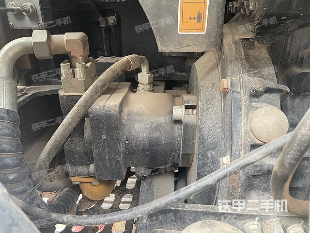 液压泵舱室正面整体（整机外观）