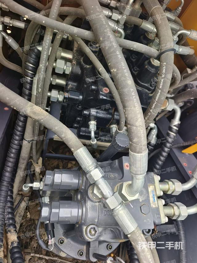 回转马达和主控阀（整机外观）