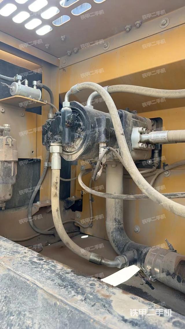 液压泵舱室正面整体（整机外观）