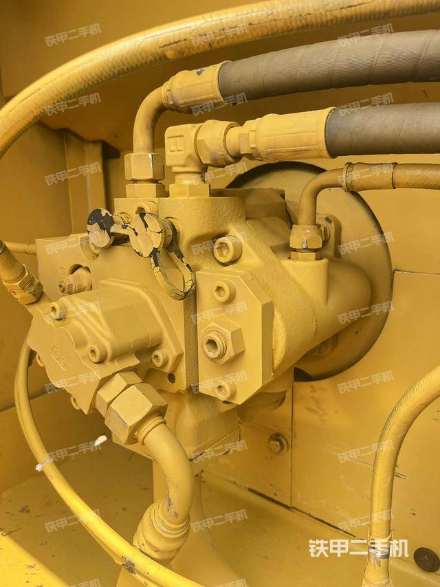 液压泵舱室正面整体（整机外观）