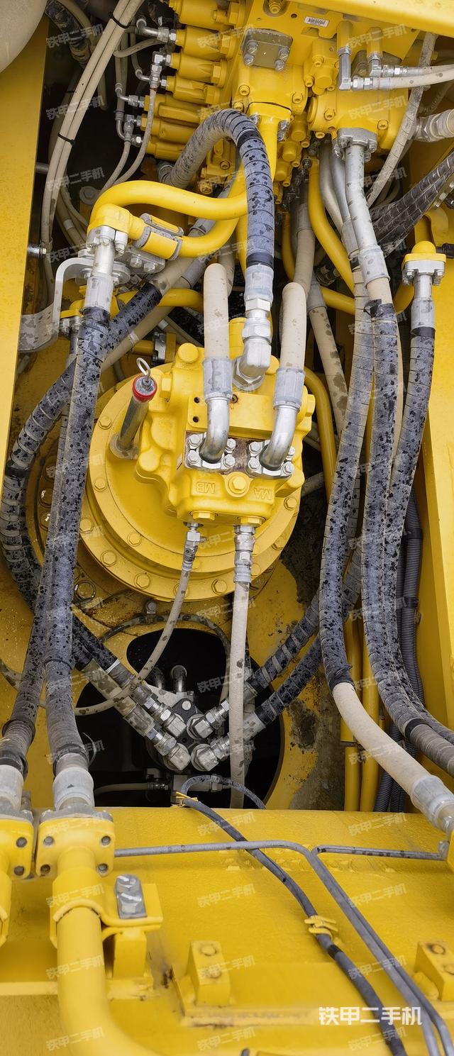 回转马达和主控阀（整机外观）