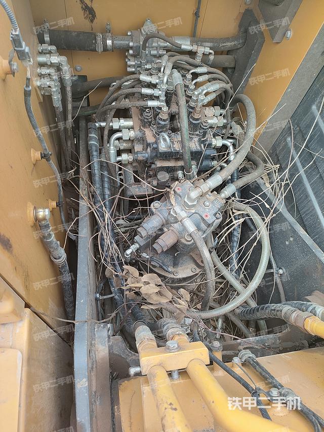 回转马达和主控阀（整机外观）