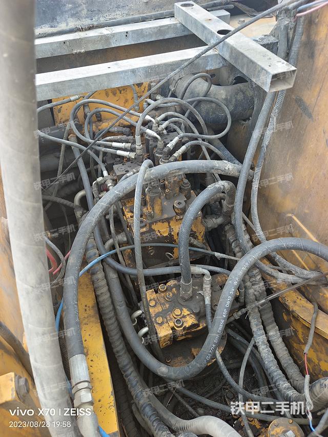 回转马达和主控阀（整机外观）