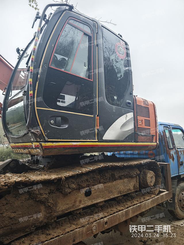 液压泵舱室正面整体（整机外观）