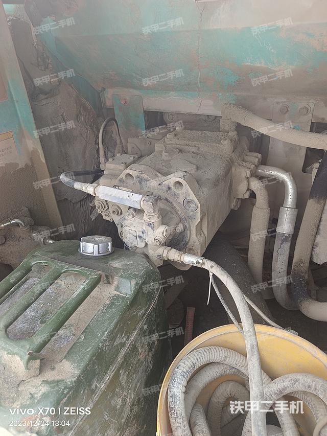 液压泵舱室正面整体（整机外观）