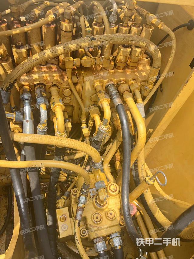 回转马达和主控阀（整机外观）