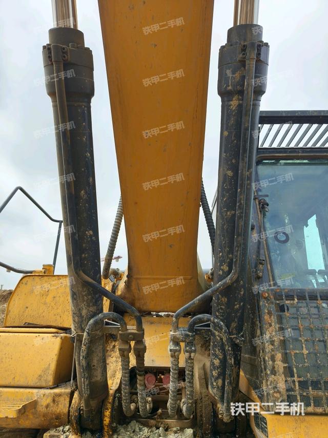 大臂油缸整体 竖拍（工作和回转装置）