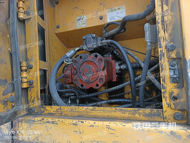 液压泵舱室正面整体（整机外观）