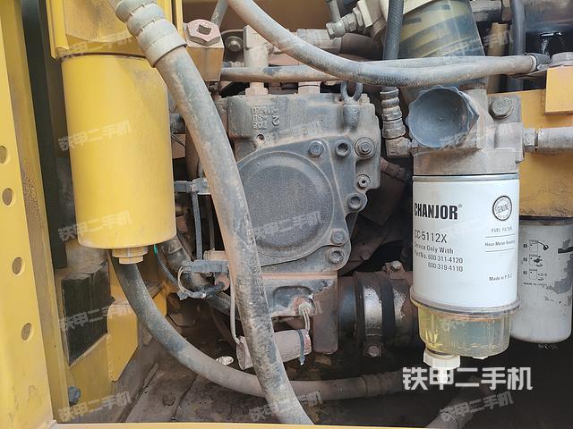 液压泵舱室正面整体（整机外观）