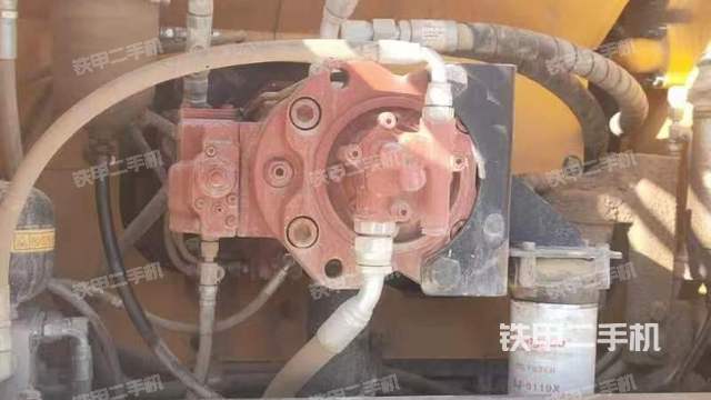 液压泵舱室正面整体（整机外观）