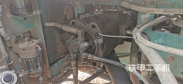 液压泵舱室正面整体（整机外观）