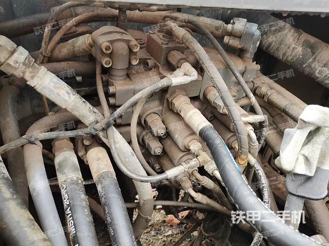 回转马达和主控阀（整机外观）