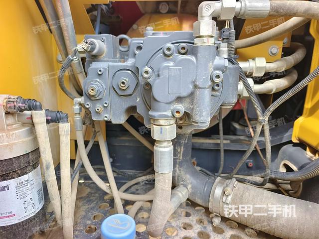 液压泵舱室正面整体（整机外观）