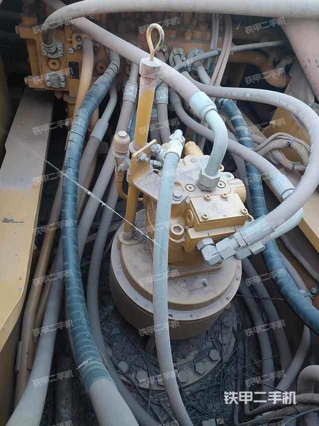 回转马达和主控阀（整机外观）