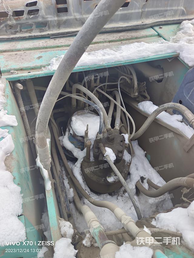 回转马达和主控阀（整机外观）