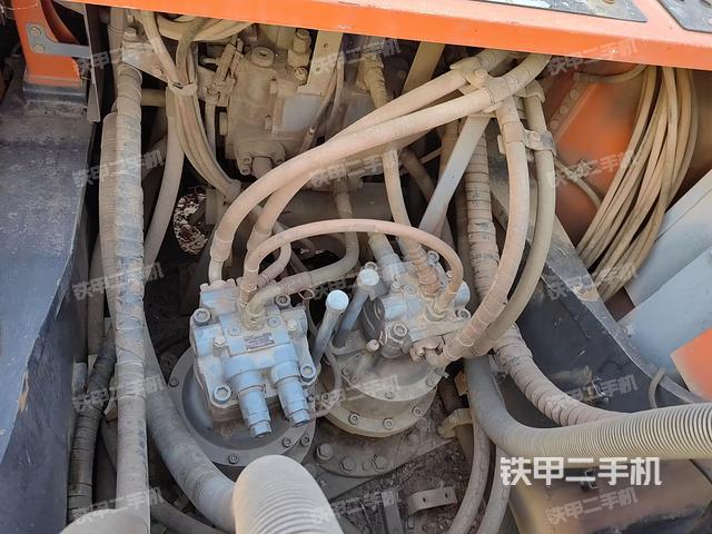 回转马达和主控阀（整机外观）