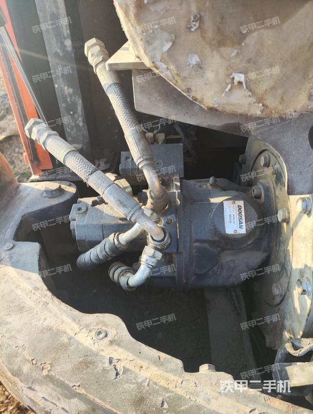 液压泵舱室正面整体（整机外观）