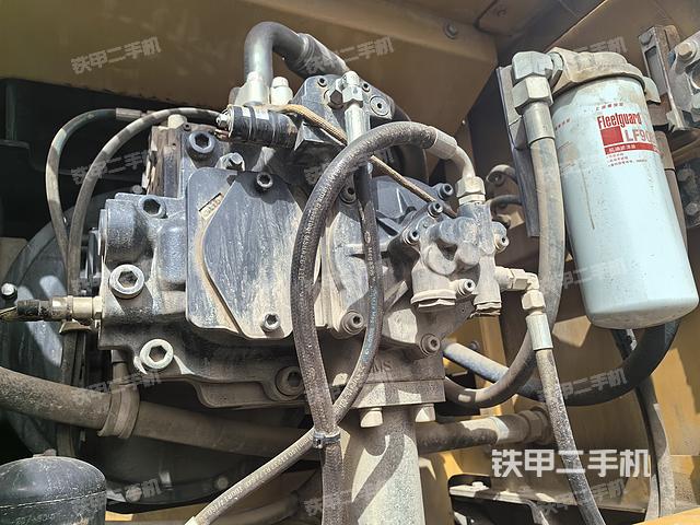 液压泵舱室正面整体（整机外观）