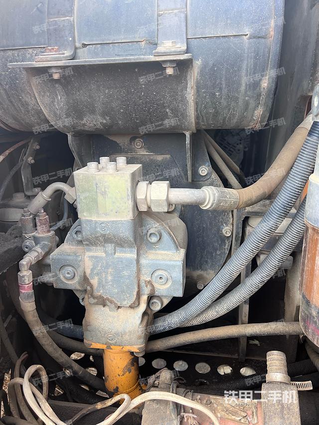 液压泵舱室正面整体（整机外观）