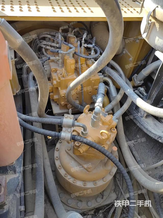 回转马达和主控阀（整机外观）