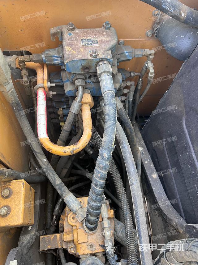 回转马达和主控阀（整机外观）