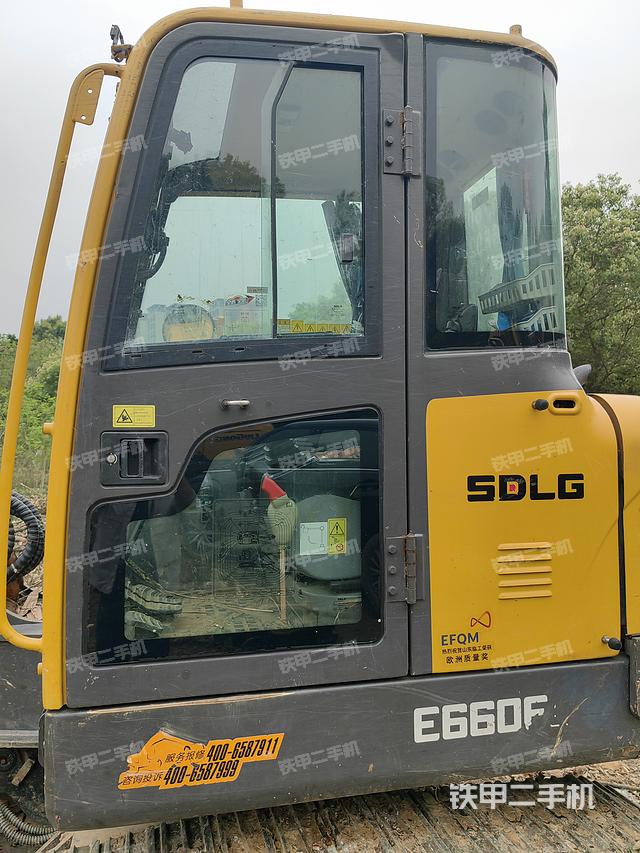 驾驶室顶部（整机外观）