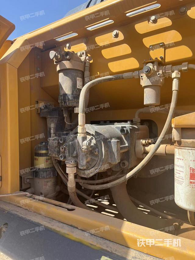 液压泵舱室正面整体（整机外观）