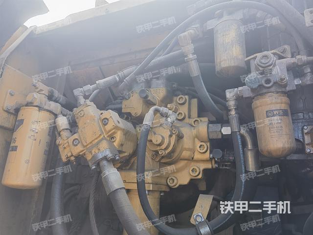 液压泵舱室正面整体（整机外观）