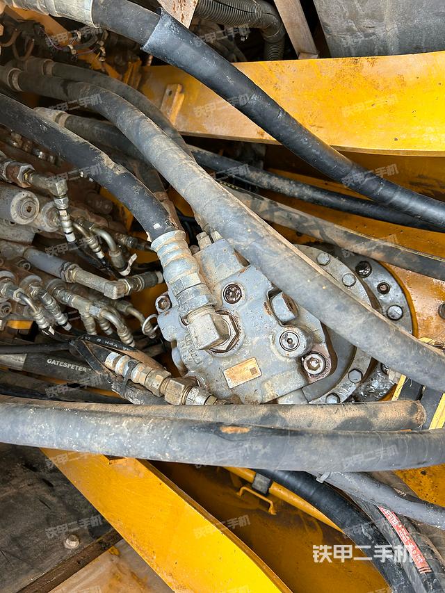 回转马达和主控阀（整机外观）