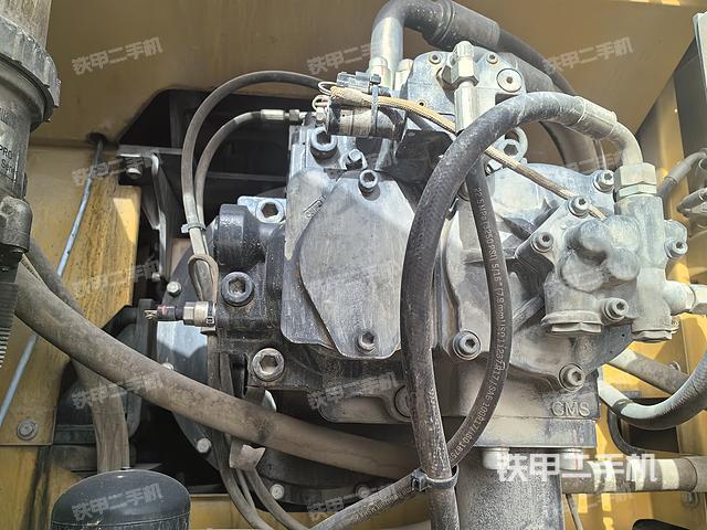 液压泵舱室正面整体（整机外观）