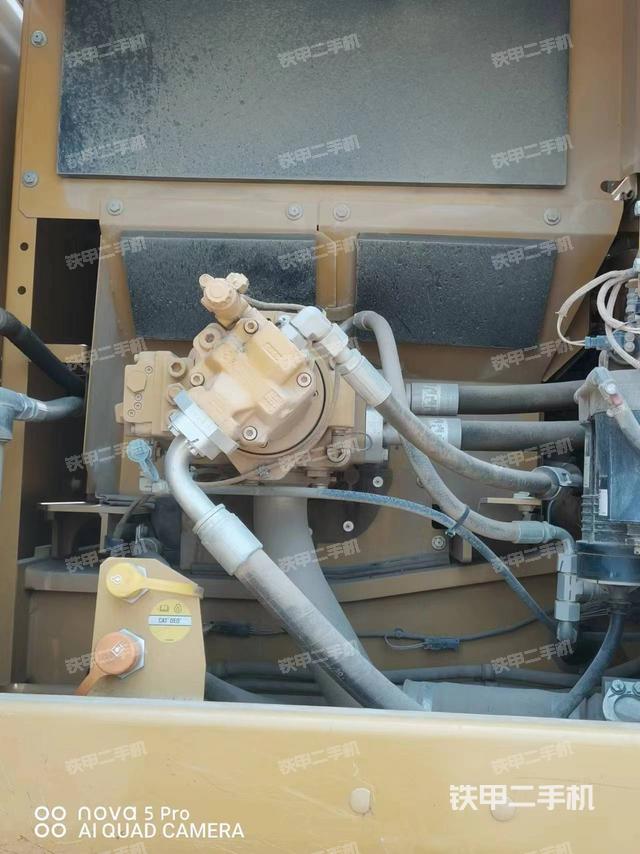 液压泵舱室正面整体（整机外观）