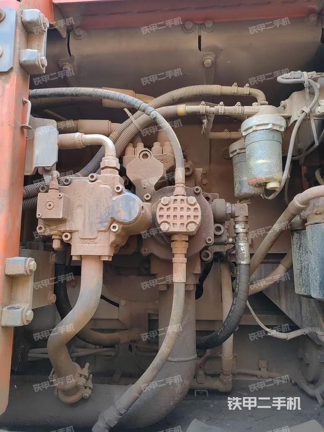 液压泵舱室正面整体（整机外观）