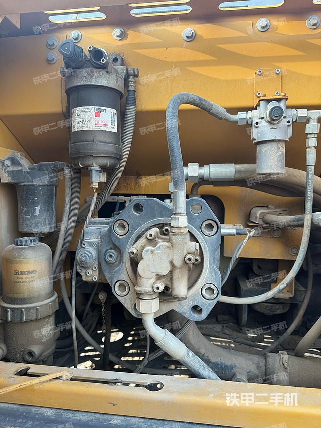 液压泵舱室正面整体（整机外观）