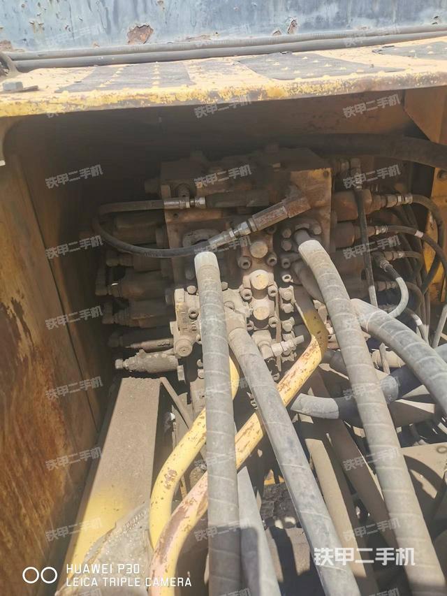 回转马达和主控阀（整机外观）