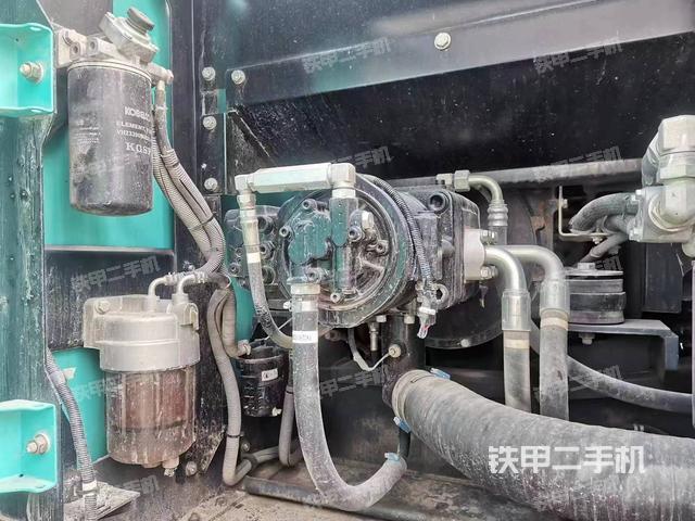 液压泵舱室正面整体（整机外观）