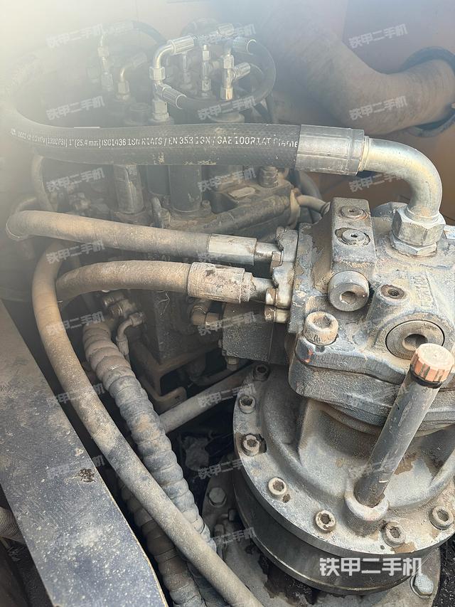 回转马达和主控阀（整机外观）