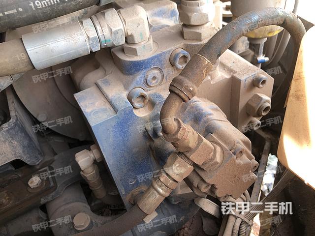 液压泵舱室正面整体（整机外观）